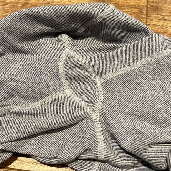 Lululemon striped grey and white Capri leggings - Picture 9 of 10